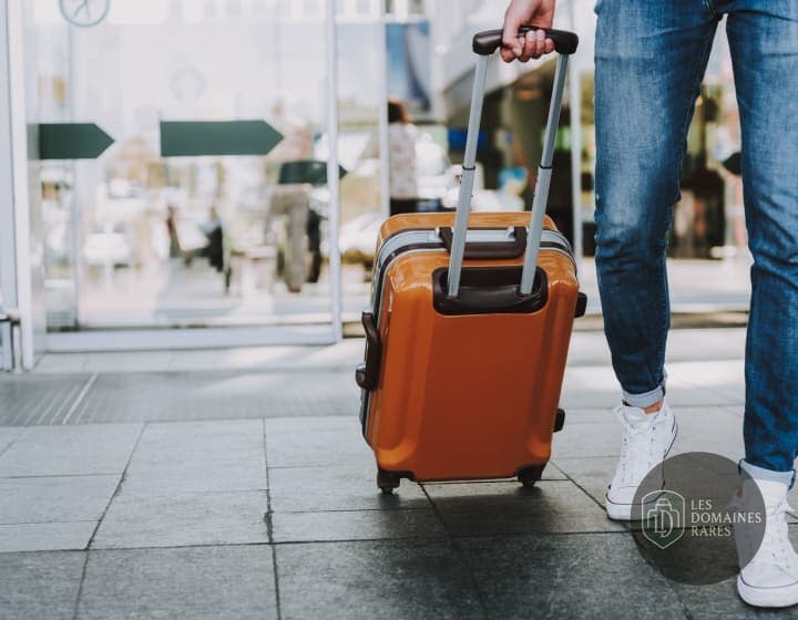 Homme avec valise dans un hall