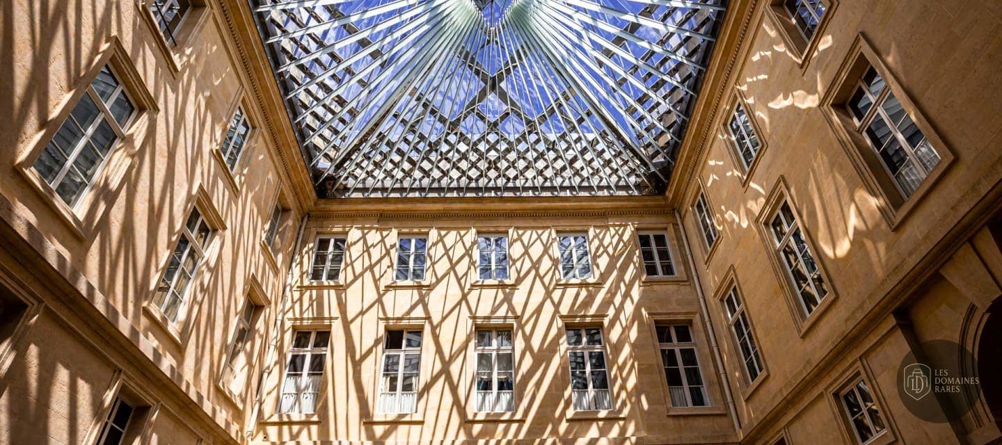 Cour intérieure avec verrière
