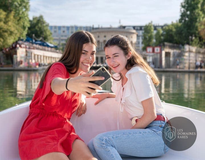 Filles en bateau sur le canal