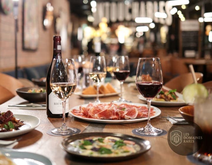 Table dressée avec vin et charcuterie