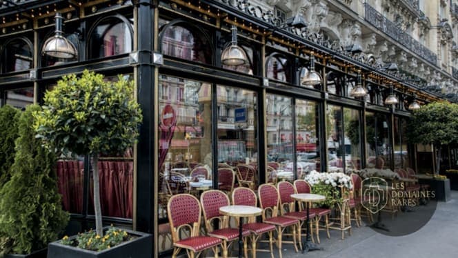 Façade du restaurant avec terrasse extérieure