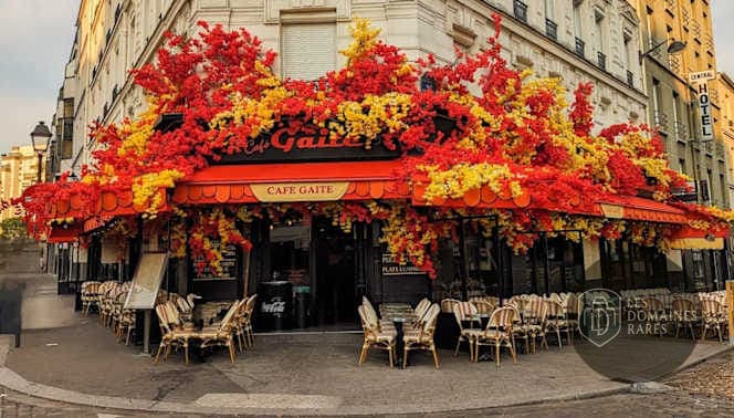 Extérieur fleuri du Café Gaité