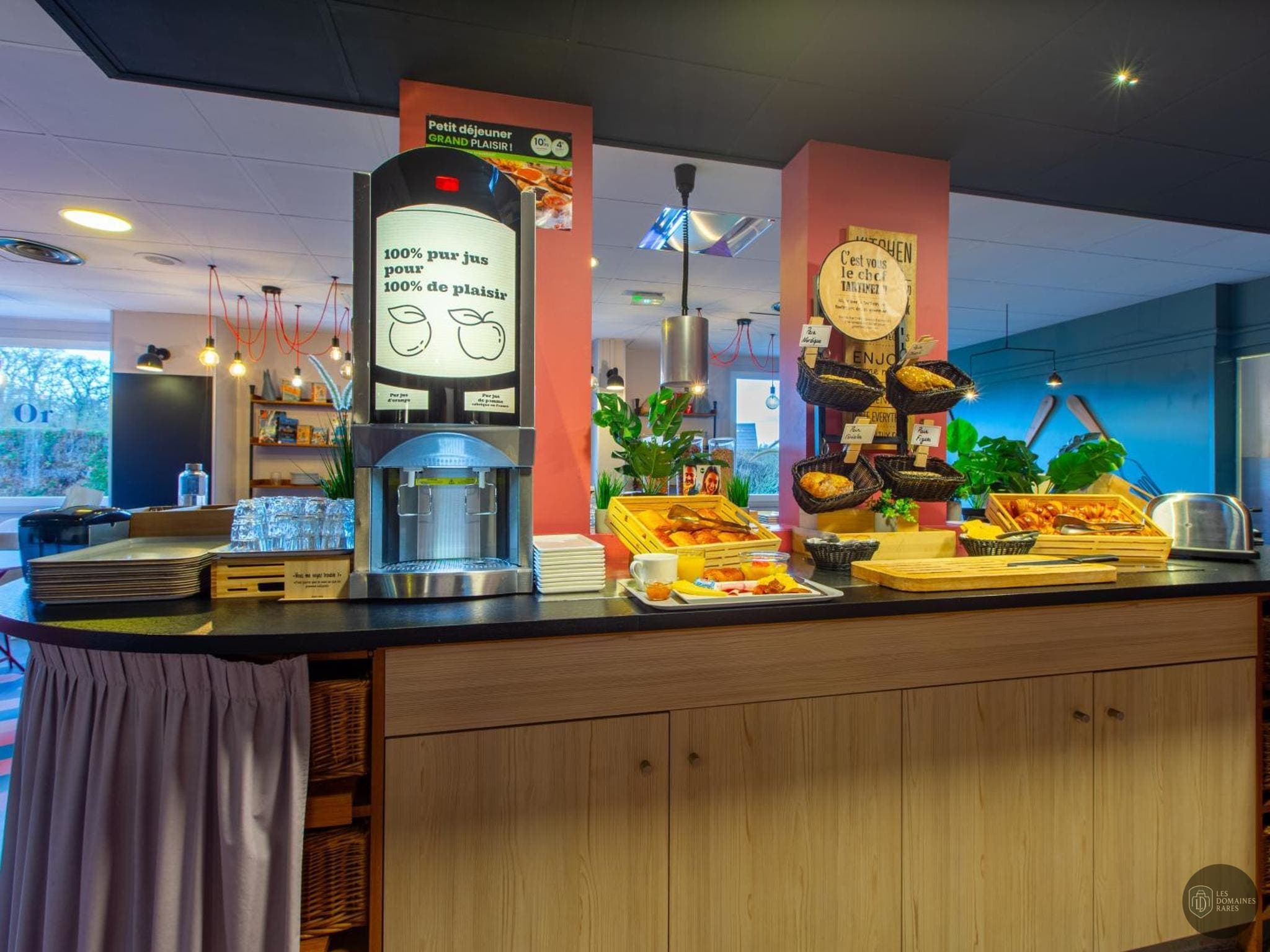 Pathé Saran — Extérieur