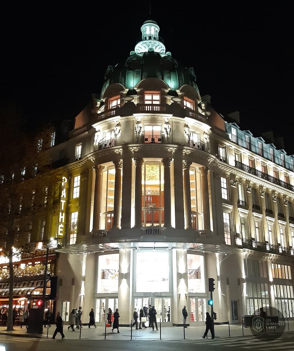 Vue extérieure du salle de cinéma Pathé Wepler à Paris en Île-de-France