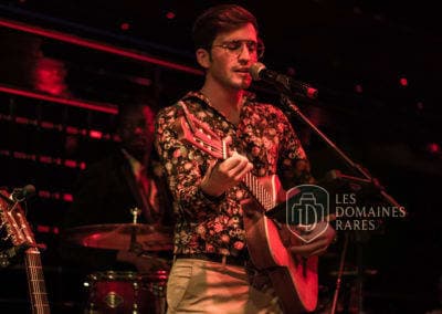 Musicien jouant de la guitare et chantant