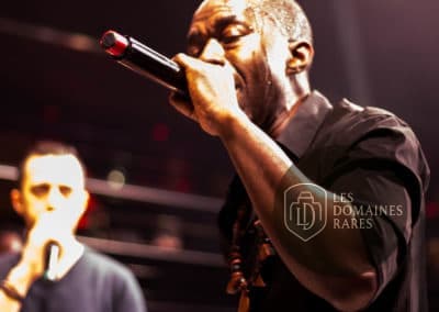 Chanteur avec microphone