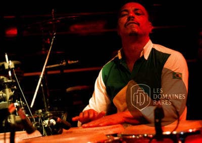 Musicien jouant des percussions