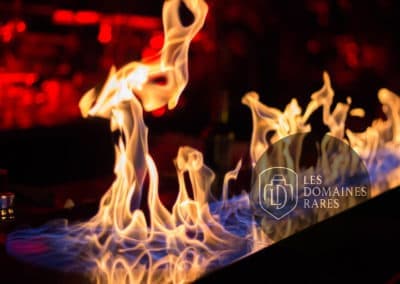 Bar avec décoration de flammes bleues