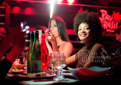 Clients attablés au restaurant/bar
