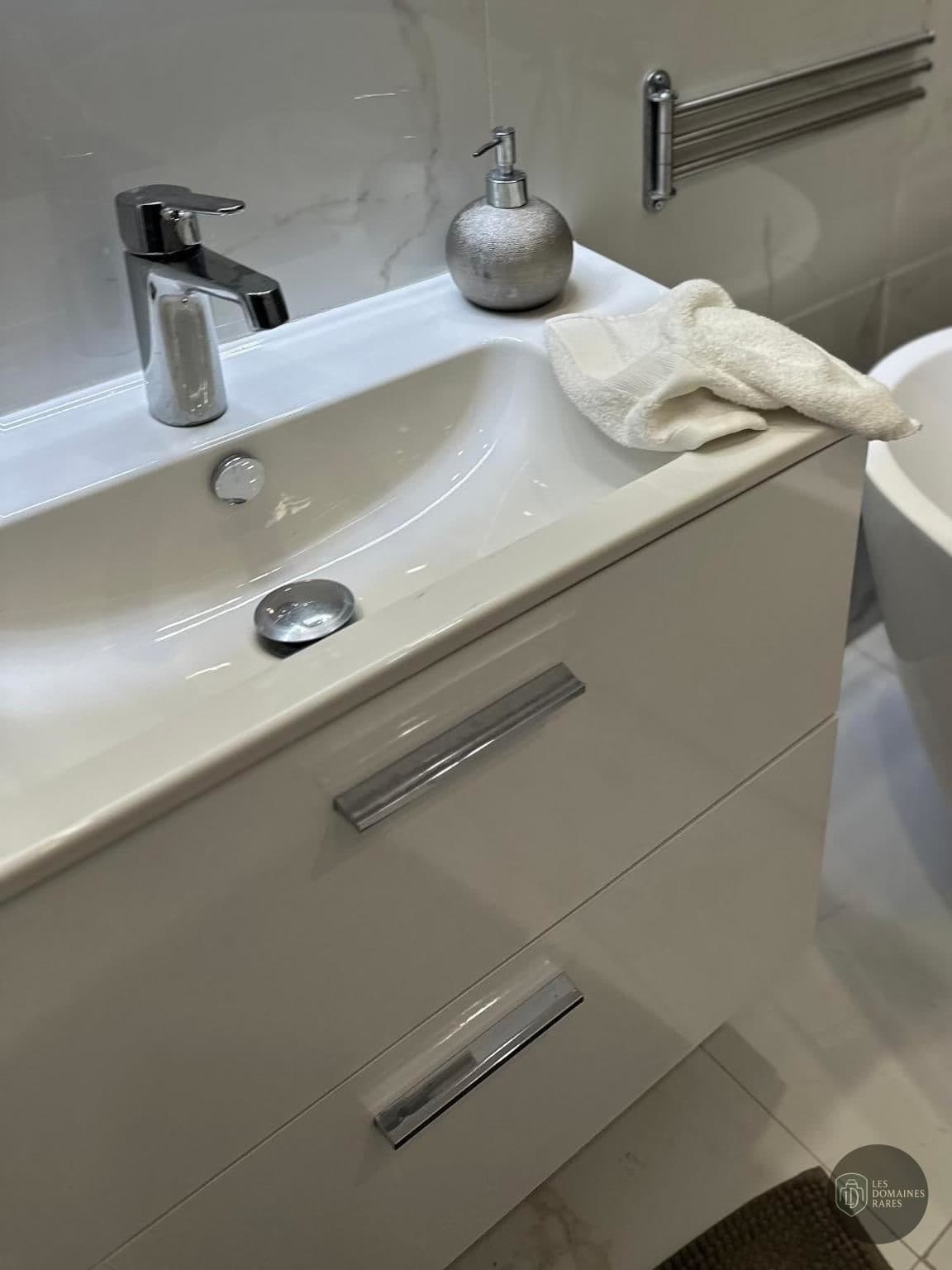Salle de bain de l'hôtel Pavillon Étoile à Paris en Île-de-France