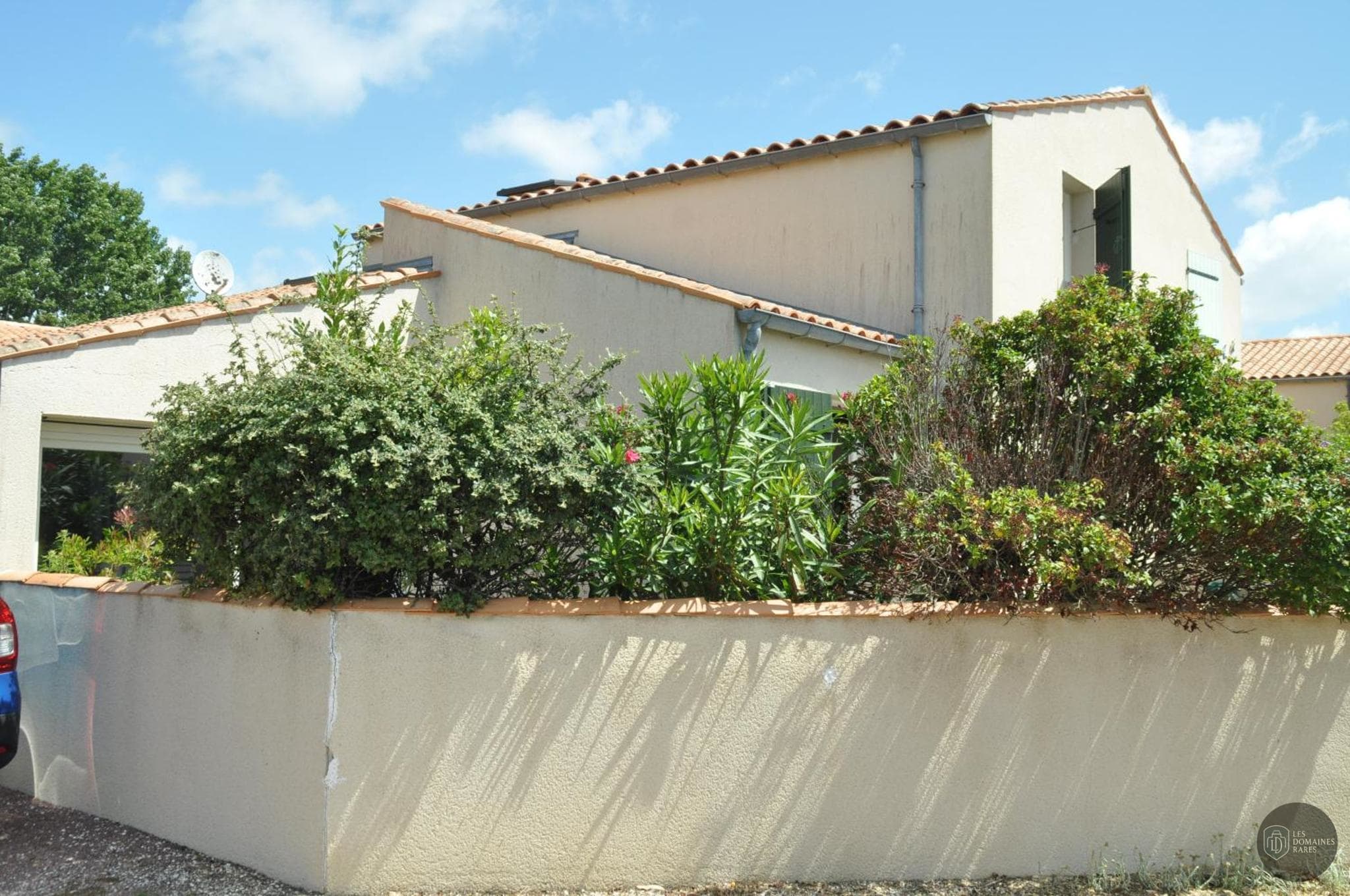 Vue extérieure de l'hôtel Pavillon des Ibis à Le en Île-de-France
