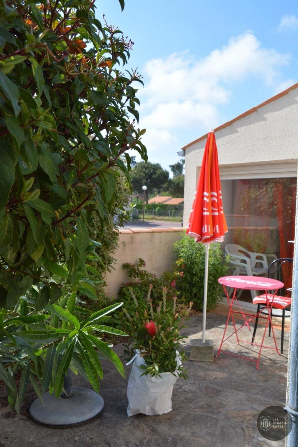 Vue extérieure de l'hôtel Pavillon des Ibis à Le en Île-de-France
