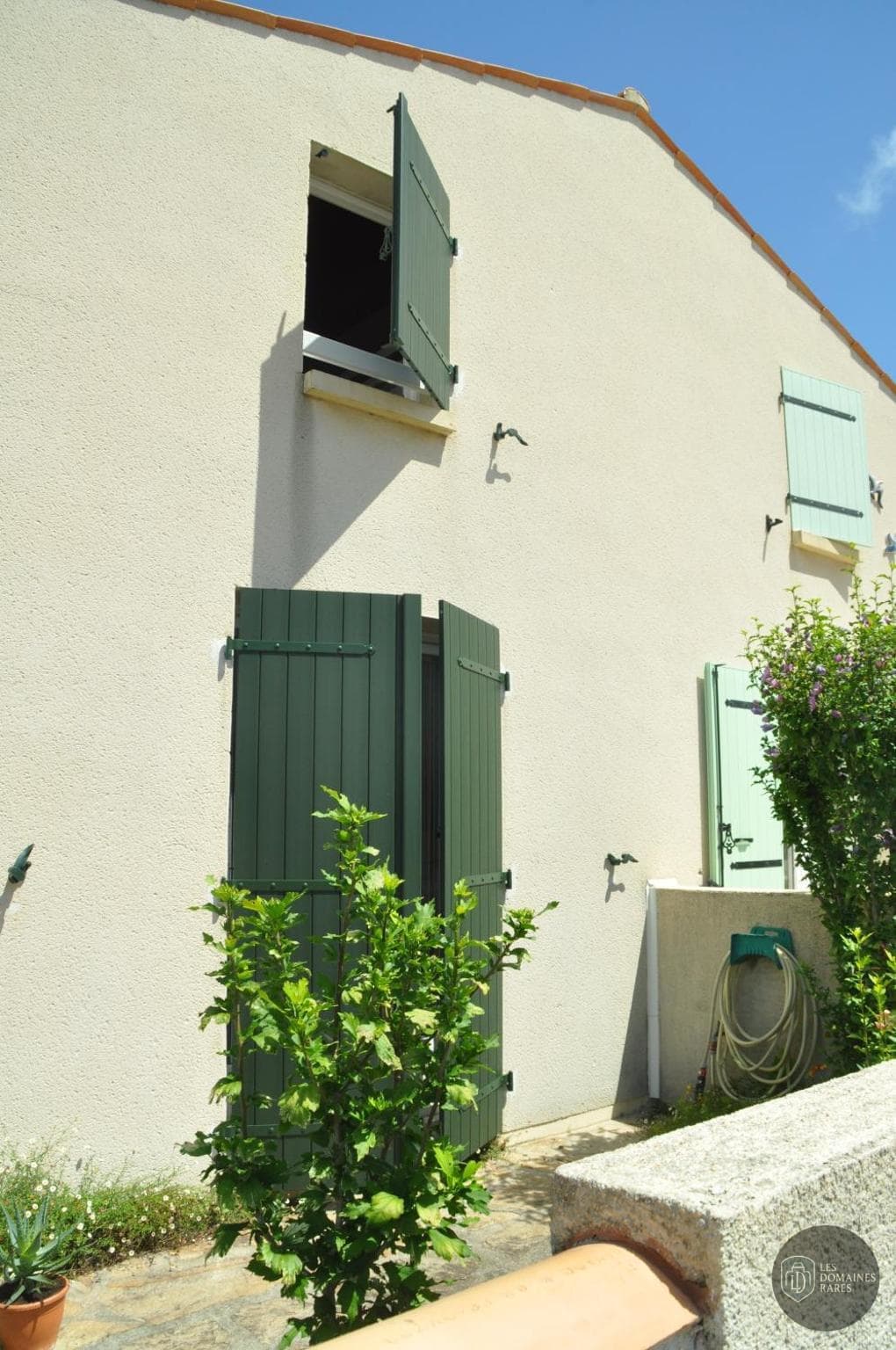 Vue extérieure de l'hôtel Pavillon des Ibis à Le en Île-de-France