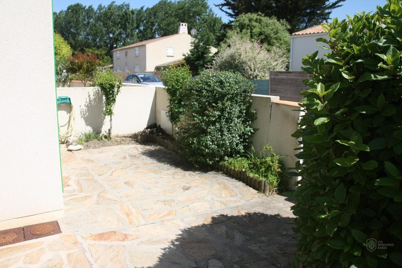 Vue extérieure de l'hôtel Pavillon des Ibis à Le en Île-de-France
