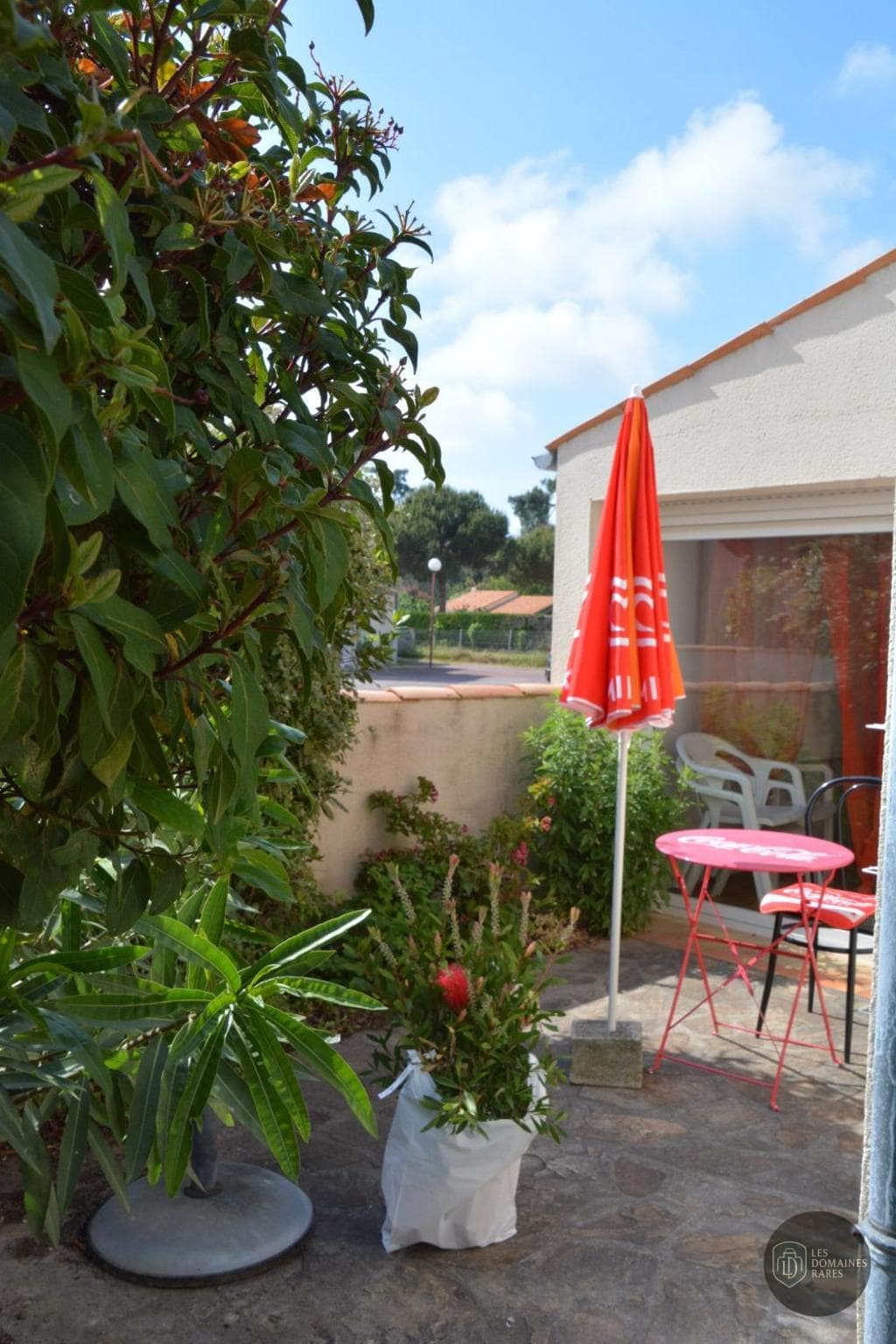 Vue extérieure de l'hôtel Pavillon des Ibis à Le en Île-de-France