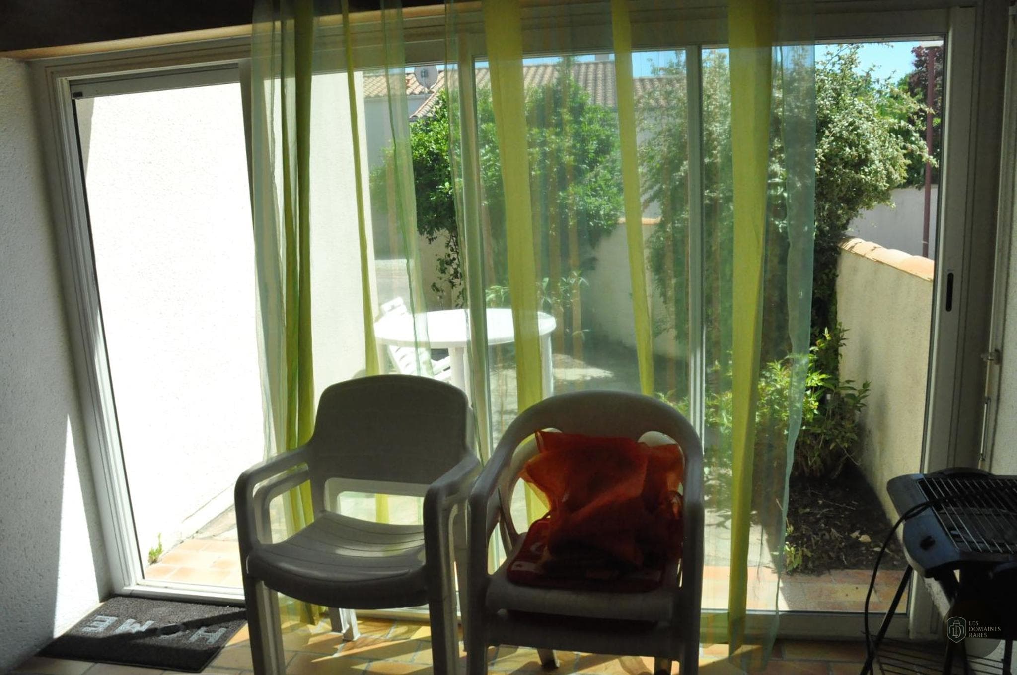 Vue extérieure de l'hôtel Pavillon des Ibis à Le en Île-de-France
