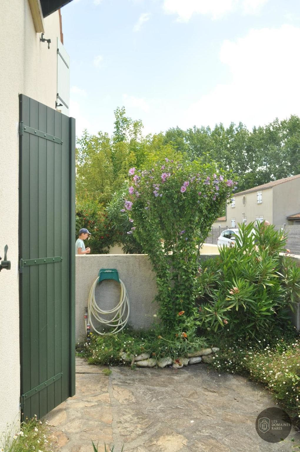Vue extérieure de l'hôtel Pavillon des Ibis à Le en Île-de-France