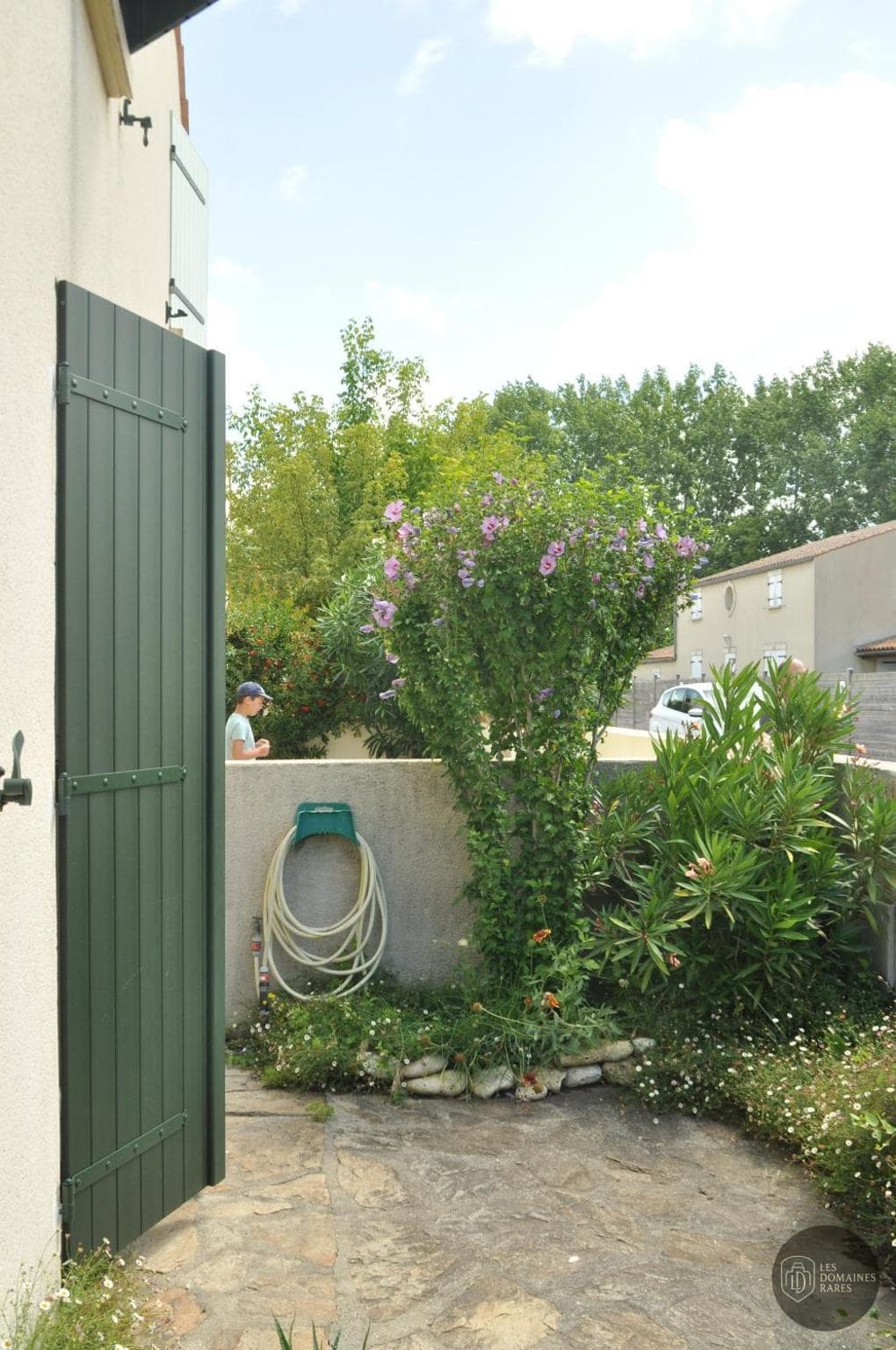 Vue extérieure de l'hôtel Pavillon des Ibis à Le en Île-de-France