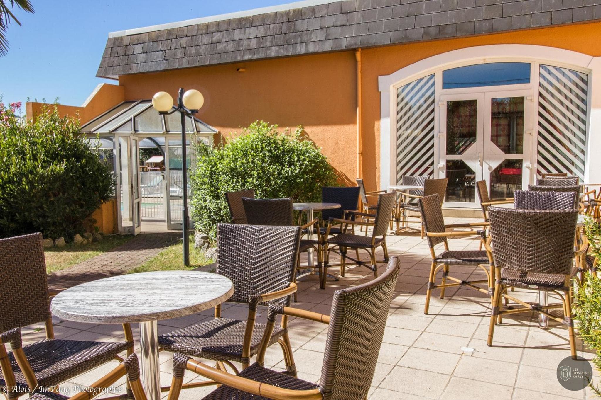 Vue extérieure de l'hôtel Pierre d'Agos en Occitanie