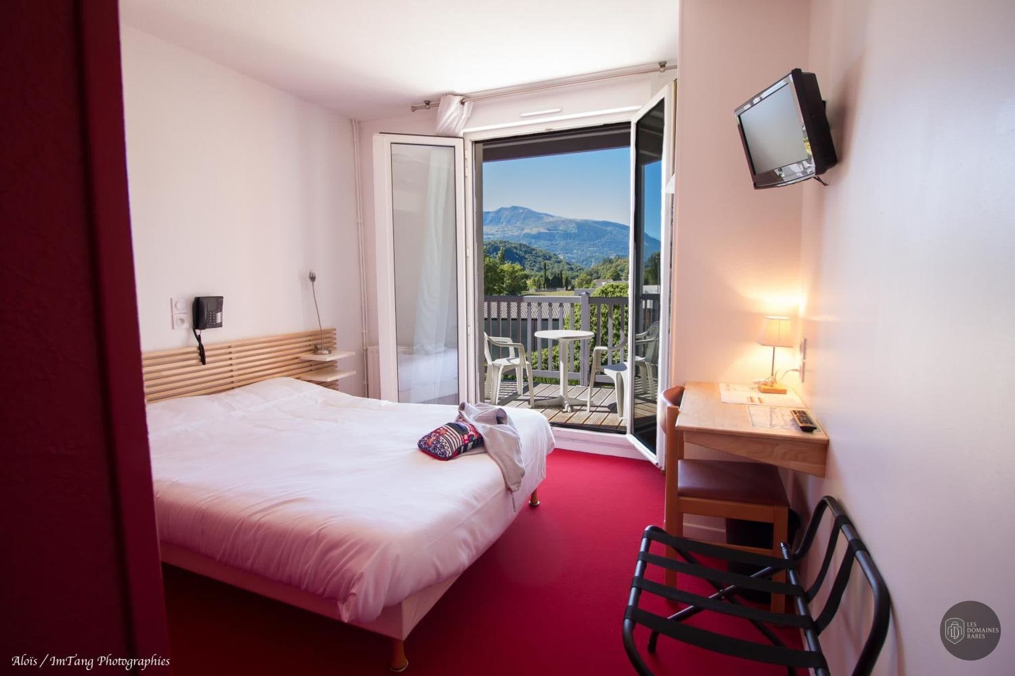 Vue extérieure de l'hôtel Pierre d'Agos en Occitanie