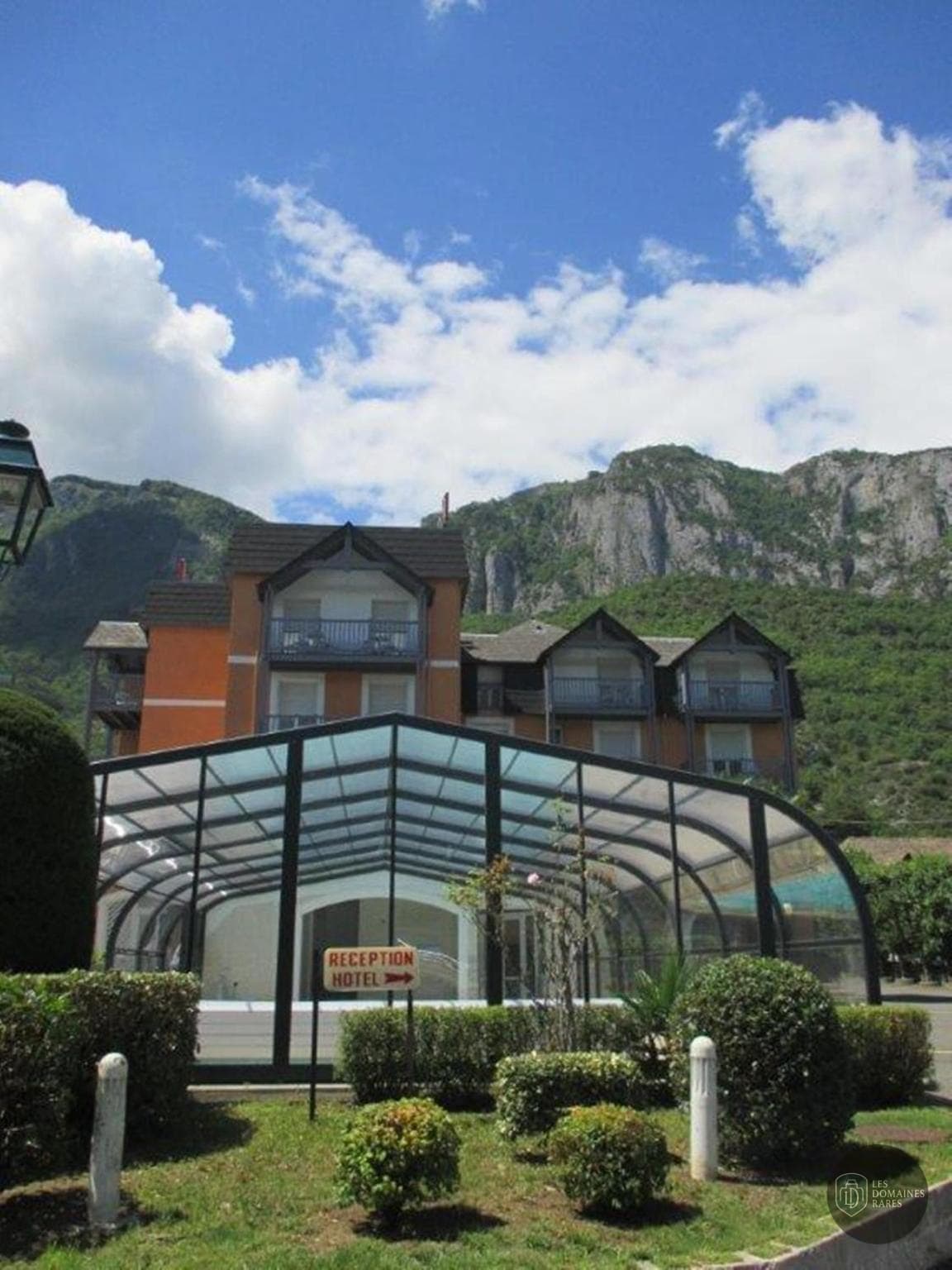 Vue extérieure de l'hôtel Pierre d'Agos en Occitanie