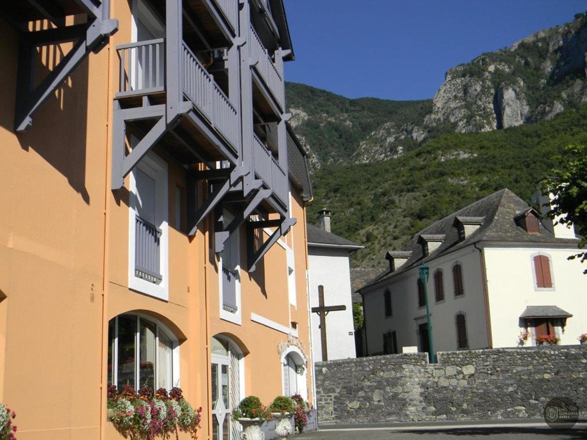 Vue extérieure de l'hôtel Pierre d'Agos en Occitanie