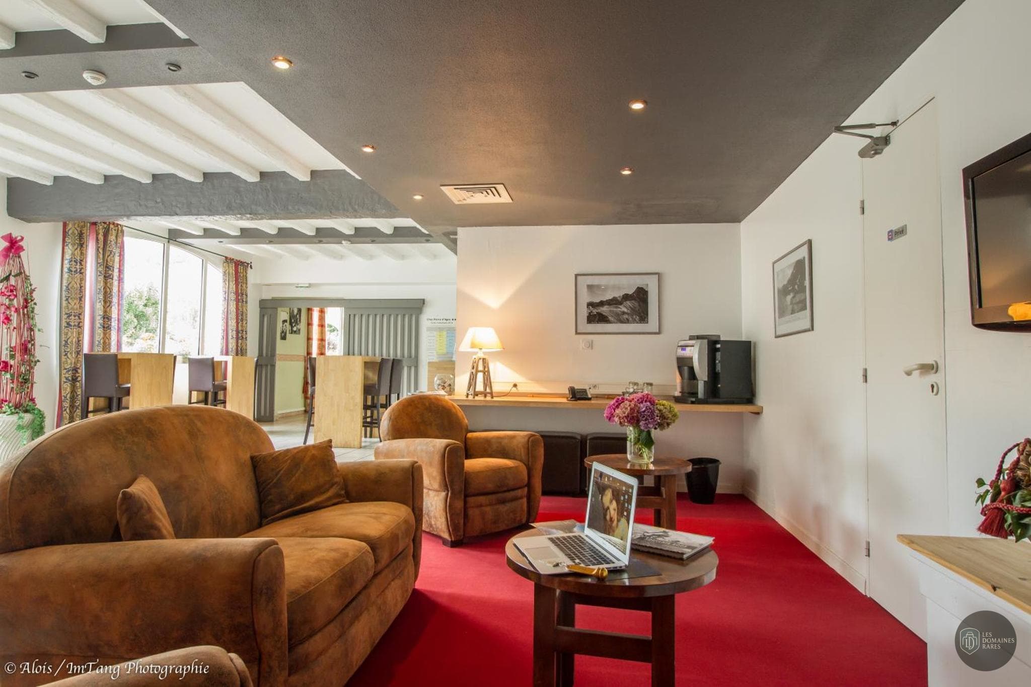 Espace intérieur de l'hôtel Pierre d'Agos en Occitanie