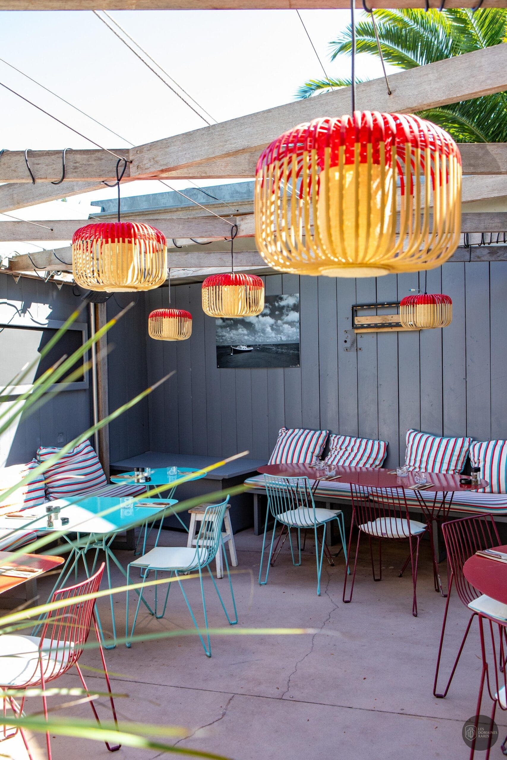 Terrasse extérieure avec mobilier coloré