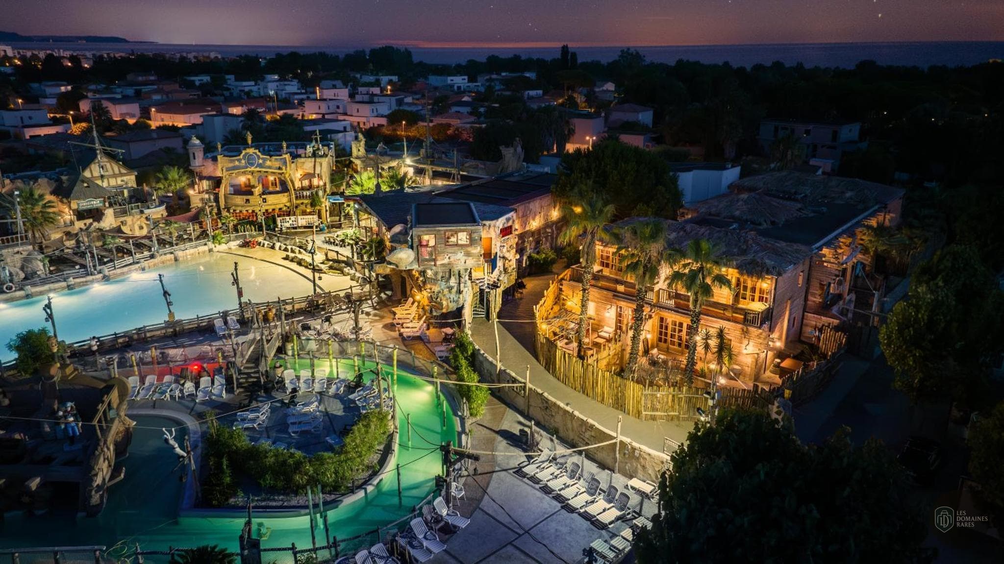 Vue extérieure de l'hôtel Pirates World à Cap en Occitanie