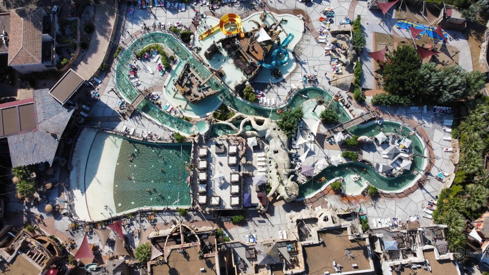 Vue extérieure de l'hôtel Pirates World à Cap en Occitanie