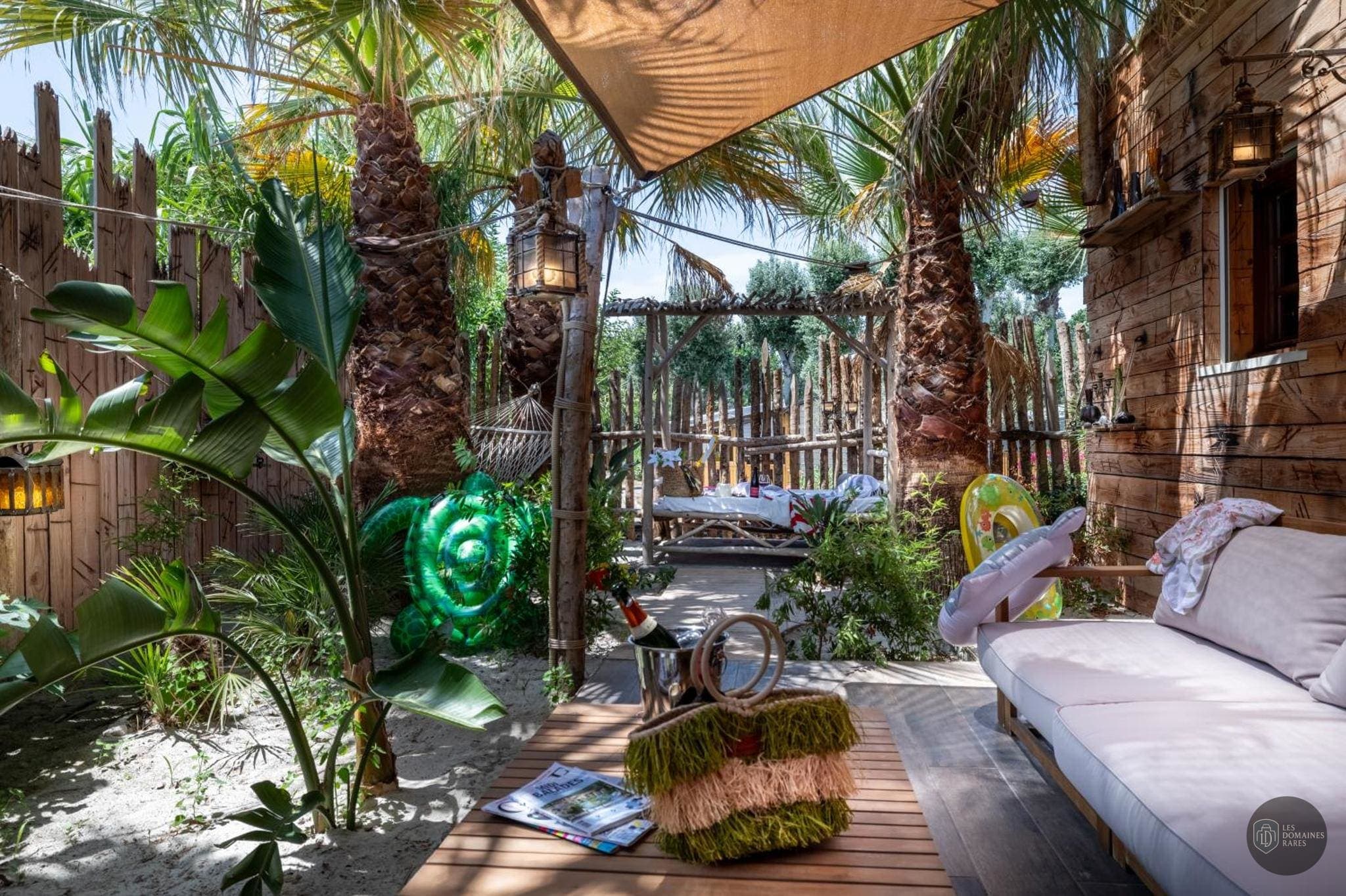 Vue extérieure de l'hôtel Pirates World à Cap en Occitanie