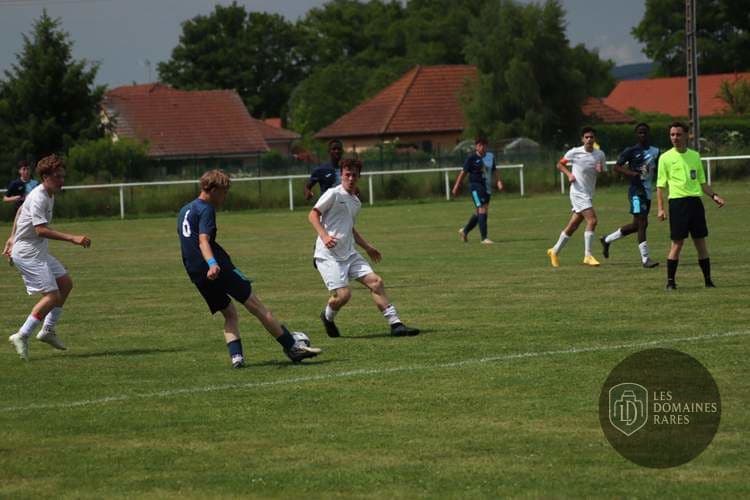 Match de foot sur le terrain