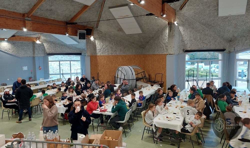Salle à manger, tables dressées, repas