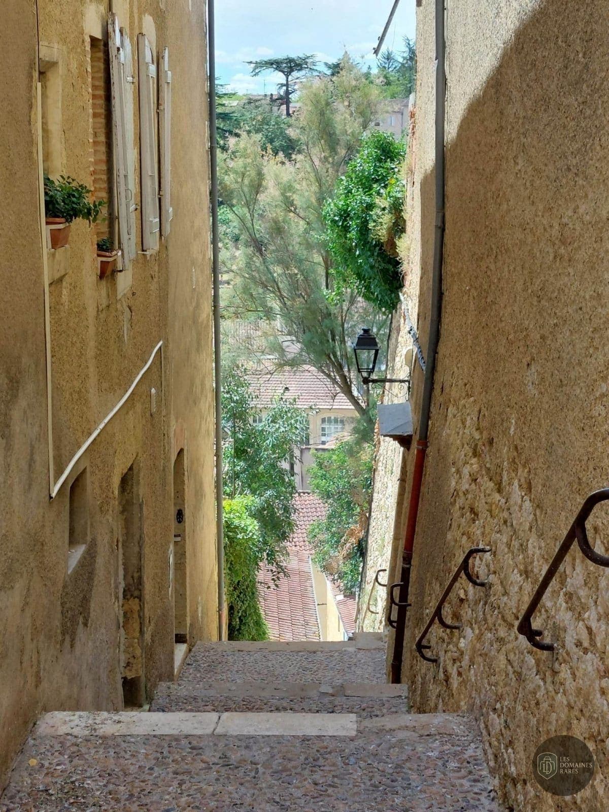Vue extérieure du lieu Pousterle à Sabran en Occitanie