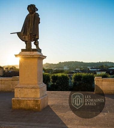 Vue extérieure du lieu Pousterle à Sabran en Occitanie