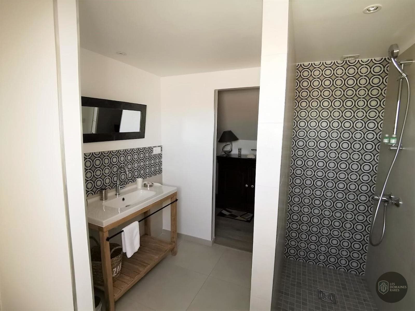 Salle de bain du lieu Présent ! en Île-de-France