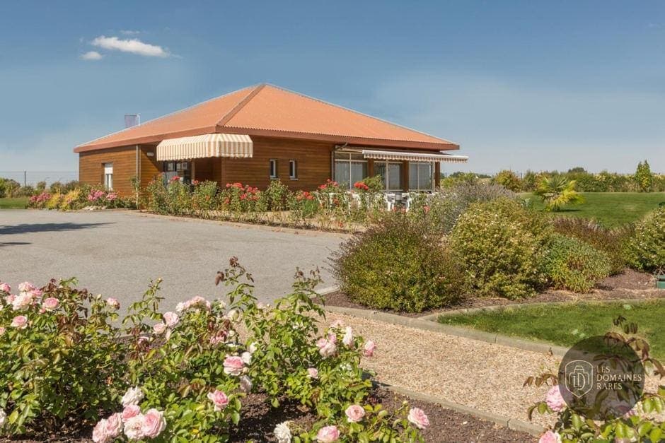 Vue extérieure de l'hôtel Pressoir Hôtel en Pays de la Loire