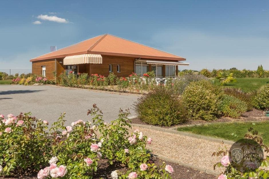Vue extérieure de l'hôtel Pressoir Hôtel en Pays de la Loire