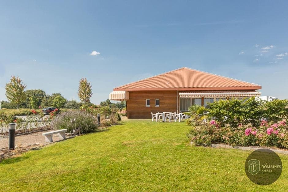 Vue extérieure de l'hôtel Pressoir Hôtel en Pays de la Loire
