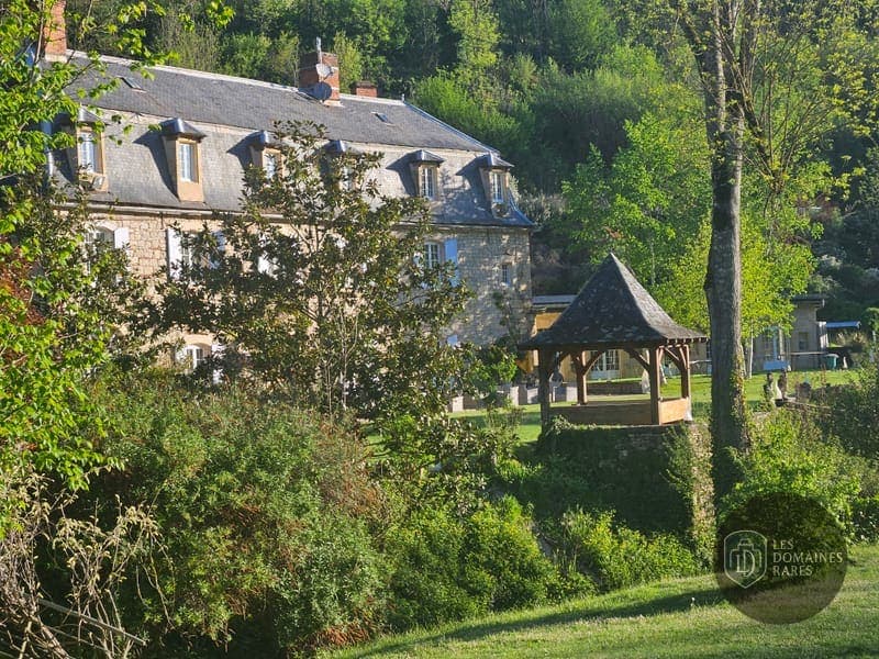 Vue extérieure du château Prieure Las Canals à Conques en Occitanie