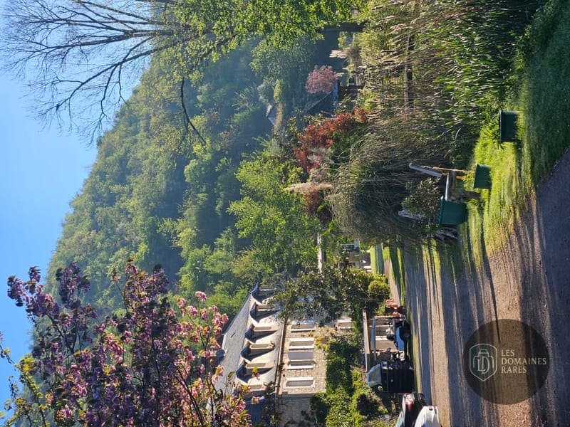 Vue extérieure du château Prieure Las Canals à Conques en Occitanie