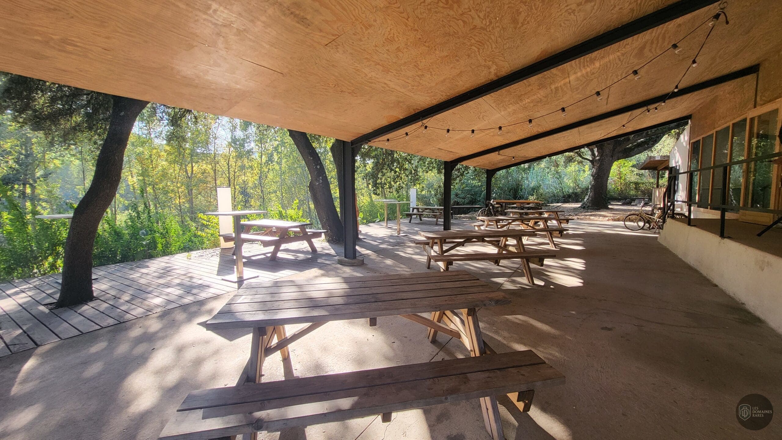 Vue extérieure du domaine Puravida Event en Occitanie