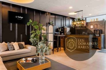 Lobby avec bar et canapé