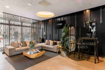 Lobby avec coin salon et bar