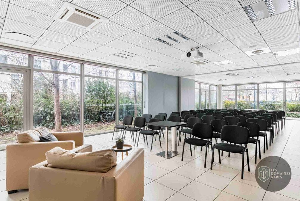 Salle de réunion avec lumière naturelle