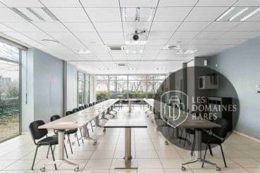 Grande salle de réunion avec tables