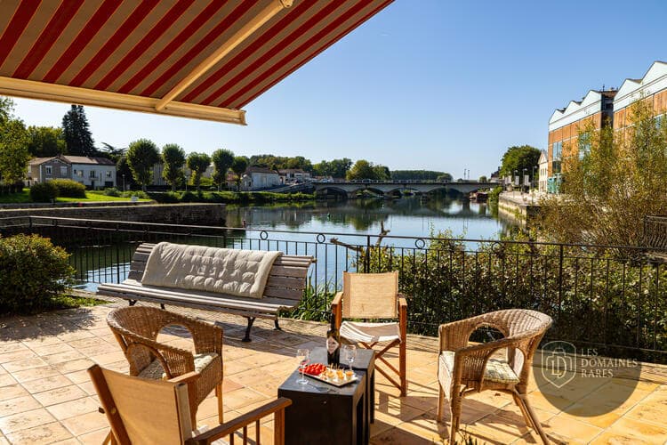 Vue extérieure de l'hôtel Quai 3 à Segonzac en Nouvelle-Aquitaine