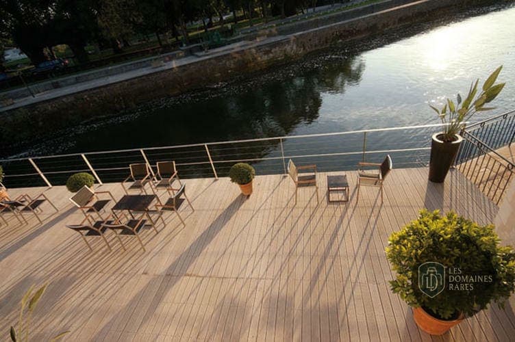 Vue extérieure de l'hôtel Quai 3 à Segonzac en Nouvelle-Aquitaine