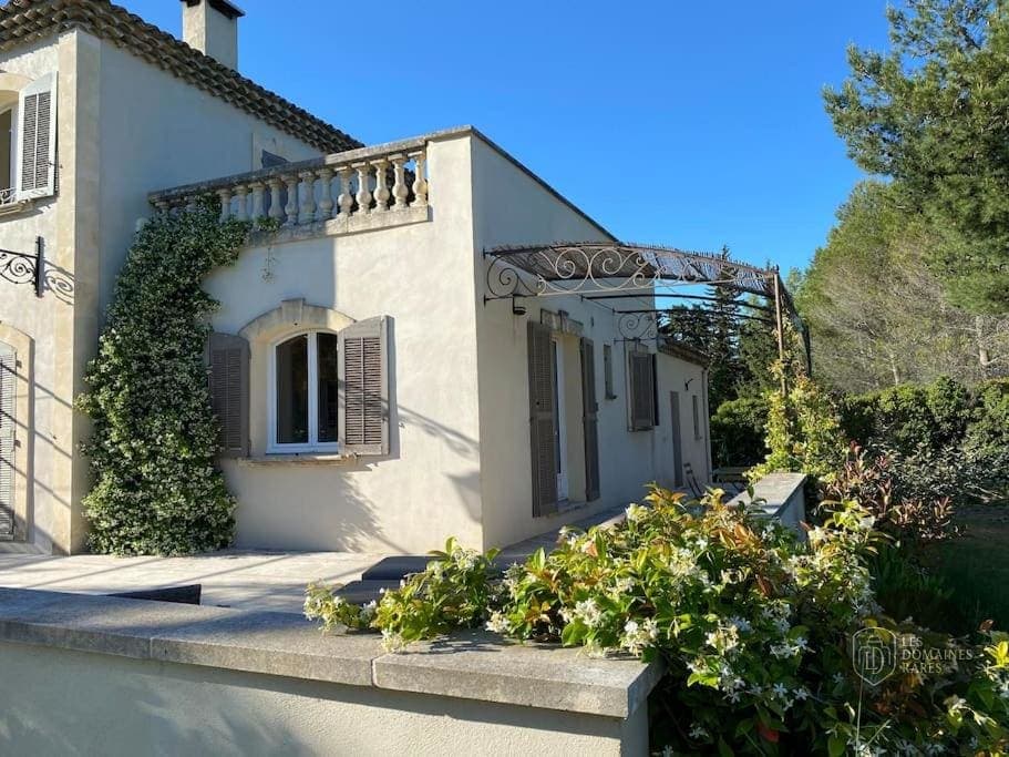 Vue extérieure de l'hôtel Rémy à dit ! en Provence-Alpes-Côte d'Azur