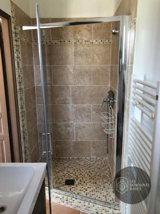 Salle de bain de l'hôtel Rémy à dit ! en Provence-Alpes-Côte d'Azur